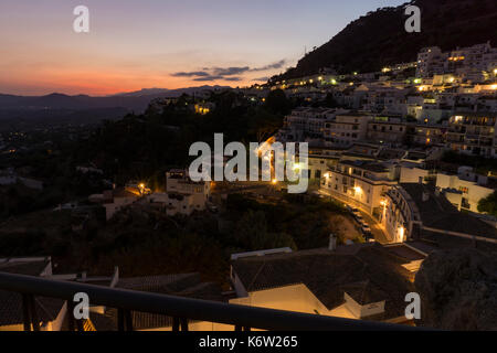 Mijas in den Abend. Spanien. Stockfoto