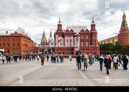 Moskau, Russland, Juni, 04.2017. Menschen gehen auf Manezhnaya Quadrat. Blick auf das Staatliche Historische Museum und der Iberischen Tor und Kapelle. Stockfoto