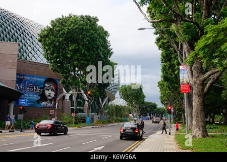Singapur - Dec 14, 2015. Der Verkehr auf der Main Street in Downtown in Singapur. Singapur ist ein souveräner Stadtstaat in Südostasien, und die Welt nur i Stockfoto