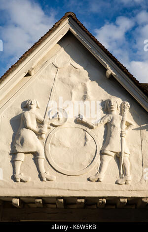 Großbritannien, England, Essex, Saffron Walden, Church Street, Old Sun Inn, historische C 14 Fachwerkhaus, 1690 pargeting, Gog und Magog, oder Tom Hinka Stockfoto