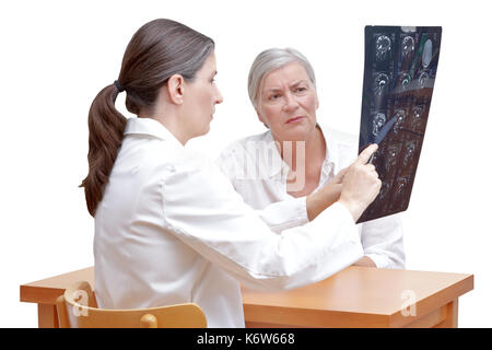 Frauen im mittleren Alter Arzt zeigt Ihr älterer Patienten eine MRT des Kopfes, auf weißem Hintergrund Stockfoto