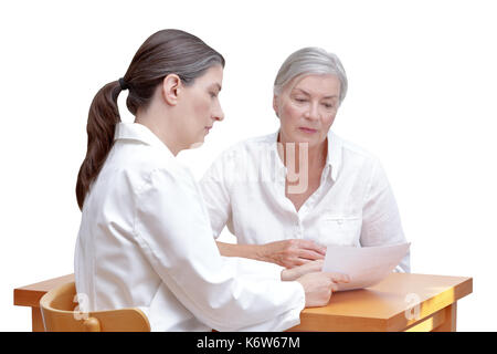 Ärztin ihr älterer Patienten eine schriftliche Rechnung oder Überprüfen angezeigt, in dem die Kosten für die medizinische Behandlung, auf weißem Hintergrund Stockfoto