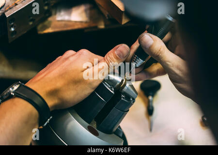 Juwelier arbeiten an einem Ring Stockfoto