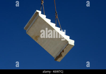 Treppe Segment mit einem Kran angehoben. Stockfoto