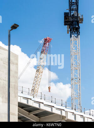 Baukräne Gebäude eine große Struktur in London, England Stockfoto