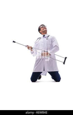 Junger Arzt Arzt ständigen Wandern auf weißem Hintergrund Stockfoto