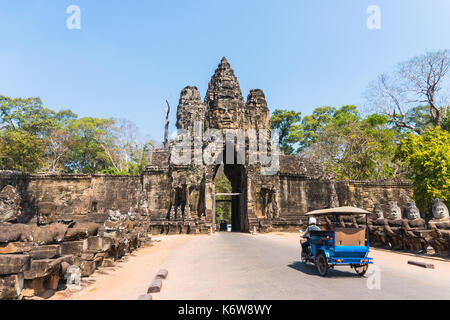 Tuk Tuk und Angkor Thom Tor in Siem Reap in Kambodscha Stockfoto