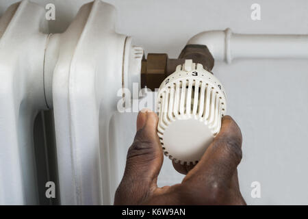 Nahaufnahme der Person Hände Thermostat kühler Ventil einstellen Stockfoto