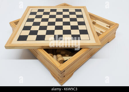 Schachbrett/Kontrolleure auf weißem Hintergrund. Stockfoto
