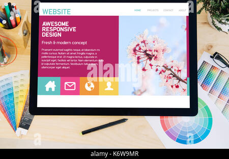 Tablet pro Touchscreen auf dem Desktop mit Website bunte auf dem Bildschirm Stockfoto