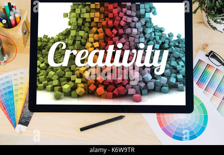 Tablet pro Touchscreen auf dem Desktop mit Kreativität auf dem Bildschirm Stockfoto