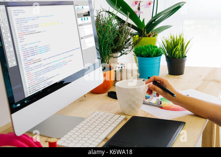 Grafik Designer mit Pen Tablet eine Website zu entwerfen. Alle Grafiken sind. Stockfoto