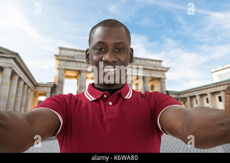 Nahaufnahme der jungen afrikanischen Mann unter Selfie am Brandenburger Tor Stockfoto