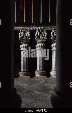 Säulen in der Main Chaityagriha an Karla, Maharashtra, Indien Stockfoto