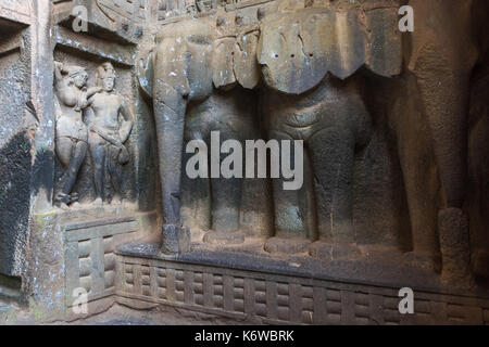 Carving am Eingang der Chaitya an Karla, Maharashtra, Indien Stockfoto