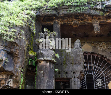 Ashoka Säule, Eintritt zur Chaityagriha auf Karla Höhlen, Maharashtra, Indien Stockfoto