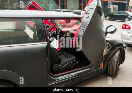 Eine modifizierte Mini mit LSD Scharniere eingebaut zu geben, Flügeltüren, Arbeit von Crazy Garage getan auf dem Beijing Tuning Street. Stockfoto