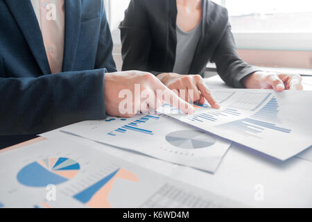 Business Team zwei Kollegen diskutieren neue Plan finanzielle Daten des Diagramms auf Office Tabelle. Stockfoto