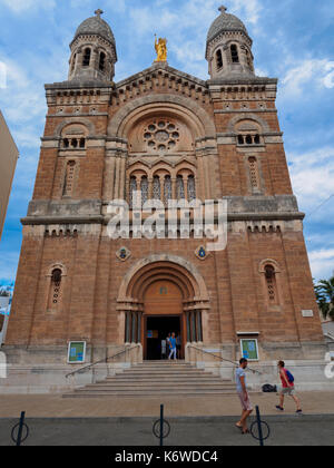 Saint-Raphaël, Frankreich - 10. August 2017: ein Bild von der Vorderseite der Basilika Notre Dame de la Victoire. Stockfoto