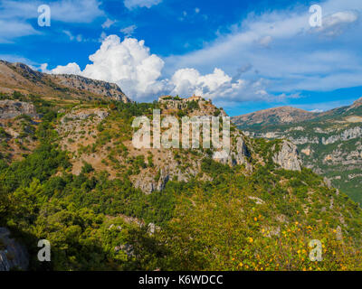 Das befestigte Dorf Gourdon liegt hoch in den Bergen gilt als eines der schönsten Dörfer Frankreichs. Stockfoto