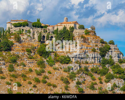 Das befestigte Dorf Gourdon liegt hoch in den Bergen gilt als eines der schönsten Dörfer Frankreichs. Stockfoto