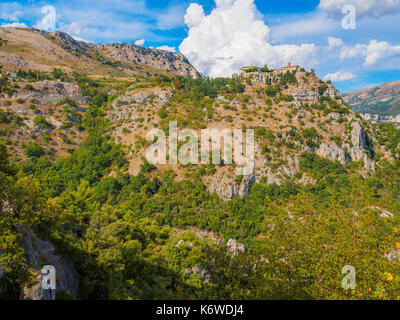 Das befestigte Dorf Gourdon liegt hoch in den Bergen gilt als eines der schönsten Dörfer Frankreichs. Stockfoto