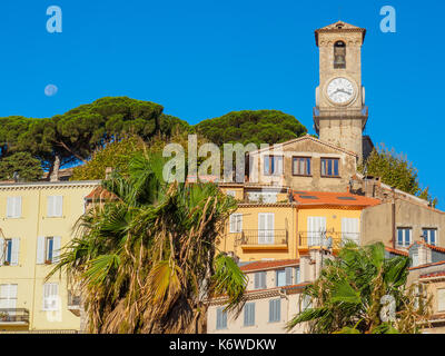 Ein Stadtbild von Cannes mit dem Turm der Kirche unserer Lieben Frau von Esperance, der über die umliegenden Dächer ragt. Stockfoto