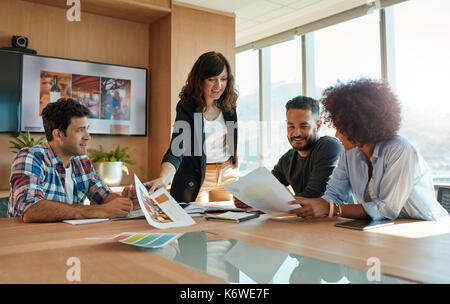 Gruppe junger Geschäftsleute treffen im Konferenzraum. Team kreativer Fachleute diskutieren neues Projekt. Stockfoto