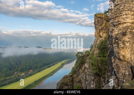 Elbtal und Aussichtspunkt auf dem Felsplateau, Bastei, die Sächsische Schweiz, Sachsen, Deutschland Stockfoto