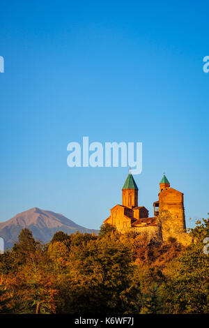 Farbenfroher Sonnenuntergang Blick von Gremi fortress in der Region Kachetien Georgien Stockfoto