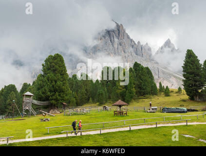 Wanderer in Südtirol/Alto Adige, Dolomiten Region des nördlichen Italien im Sommer Stockfoto