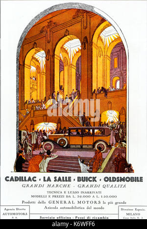 La Scala Opernhaus bei Nacht mit Publikum ankommen. 1920er Werbung für Cadillac zeigt Publikum außerhalb La Scala, Mailand, für den Abend. Stockfoto