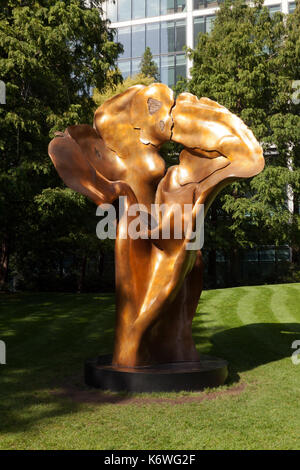 In der Nähe von großen Bronze helaine Blumenfelds Skulptur 'Fortuna' installiert 2016 Jubilee Park, Canary Wharf, London Stockfoto