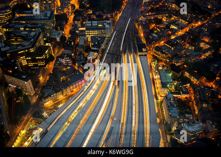 Blick auf die London Bridge Station, Zug Titel und leuchtende Plattformen, Nachtaufnahme, London, England, Vereinigtes Königreich Stockfoto