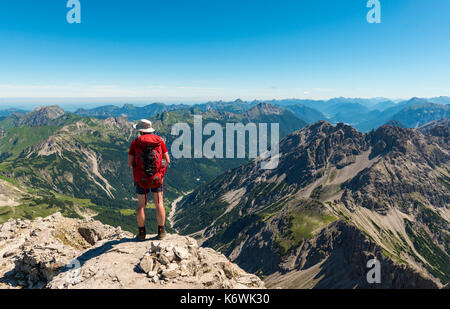 Wanderer blicken über Berge und alpen, Wanderweg zum Hochvogel, kleine Roßzahn, Allgäu, Allgäuer Hochalpen, Bayern Stockfoto