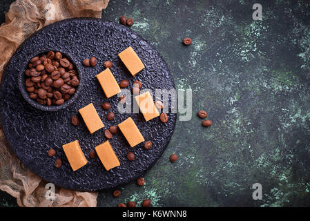 Fudge, Toffee candy mit Kaffeebohnen Stockfoto