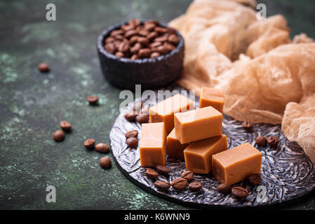 Fudge, Toffee candy mit Kaffeebohnen Stockfoto