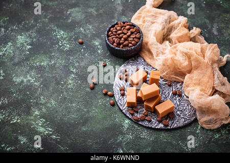 Fudge, Toffee candy mit Kaffeebohnen Stockfoto