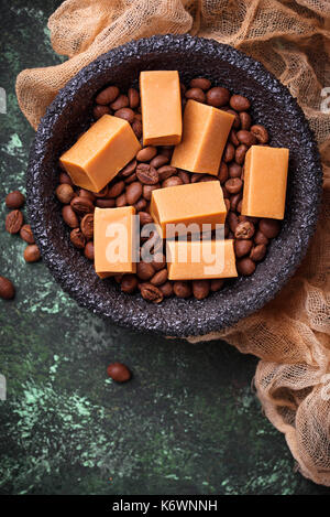 Fudge, Toffee candy mit Kaffeebohnen Stockfoto