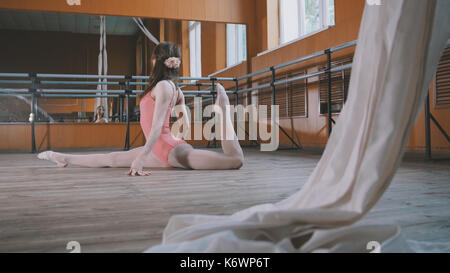 Anmutiges Mädchen ballerina Üben im Studio, Elemente der Akrobatik Stockfoto