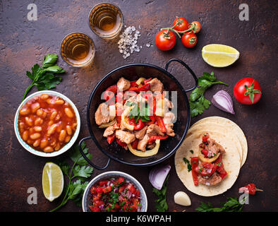 Konzept der mexikanischen Küche. Salsa, Tortilla, Bohnen, Fajitas und Te Stockfoto