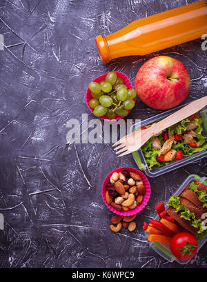 Schule Mittagessen. Salate, Sandwiches, Früchte und Nüsse Stockfoto