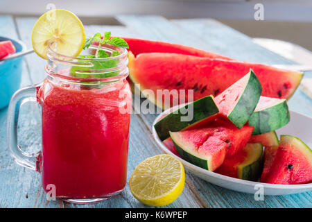 Wassermelone cocktail auf blaue Tabelle, Nahaufnahme Stockfoto