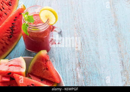 Wassermelone Smothie und Scheiben mit Kalk auf Balck Hintergrund Stockfoto