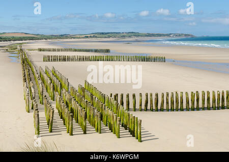 Der große Sandstrand an der französischen Küstenstadt Landrethun-le-Nord in der Region Pas-de-Calais im Norden Frankreichs Stockfoto