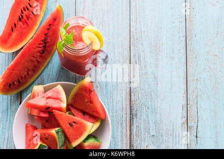 Wassermelone Smothie und Scheiben mit Kalk auf Balck Hintergrund Stockfoto