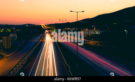 Das Leben in der Stadt durch die Bewegung des Autos als die Sonne untergeht! Stadt Volos, Griechenland! Stockfoto