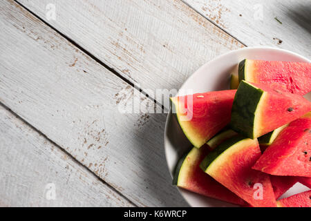 Wassermelone Stück Eis am Stiel auf einem rustikalen Holz Hintergrund Stockfoto