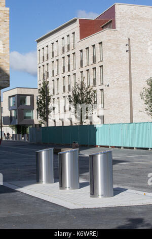 Die neue U-Fächer im Eddington, Cambridge an Sept. 13. Wheelie bins könnte bald der Vergangenheit angehören werden, nachdem ein neuer Stadtteil installiert U-Fächer für die Bewohner. Die Arbeitnehmer haben nun damit begonnen, das Sammeln von Müll auf das neue System, das ist die größte ihrer Art in Großbritannien verfügt über Stahl bin Rutschen in den Bürgersteig, Einspeisung in großen unterirdischen Kammern. Ein Sensor informiert den Rat, wenn es voll ist und ein Spezialist Lkw Hebezeuge der Behälter aus dem Boden mit einem Kran und leert den Abfall in das Fahrzeug. Stockfoto