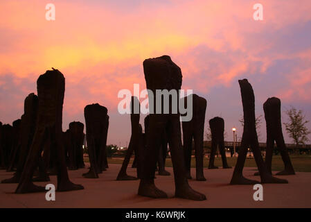 Gruppe aus Rostendem Eisen Headless Abbildung Statuen im Grant Park mit Twilight Sky bei Dämmerung in der Innenstadt von Chicago, IL, USA. Stockfoto